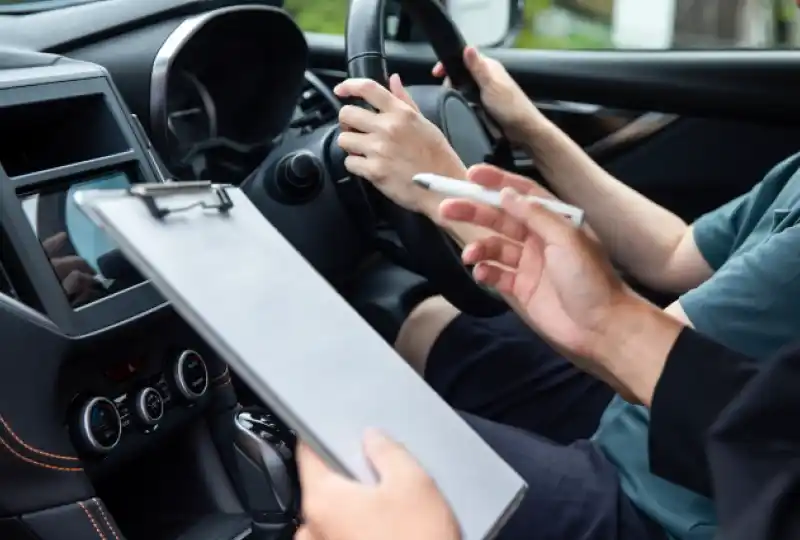 教習車で運転を確認している様子