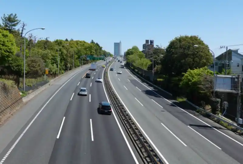 高速道路教習で合流や走行を練習する様子