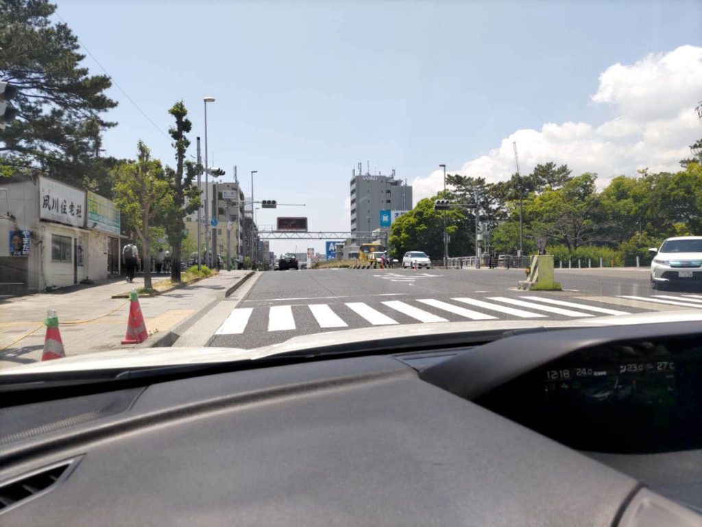 国道2号線の横断歩道と市街地走行の様子